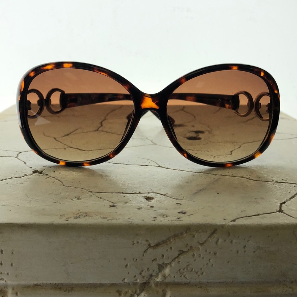 Oleg Cassini Round Tortoise Shell Frame And Mediu… - image 2